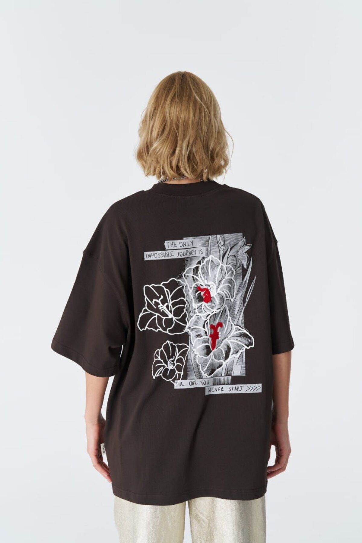 Çicek Sol Logo, Sırt Baskılı, Nakışlı Unisex %100 Pamuk T-shirt